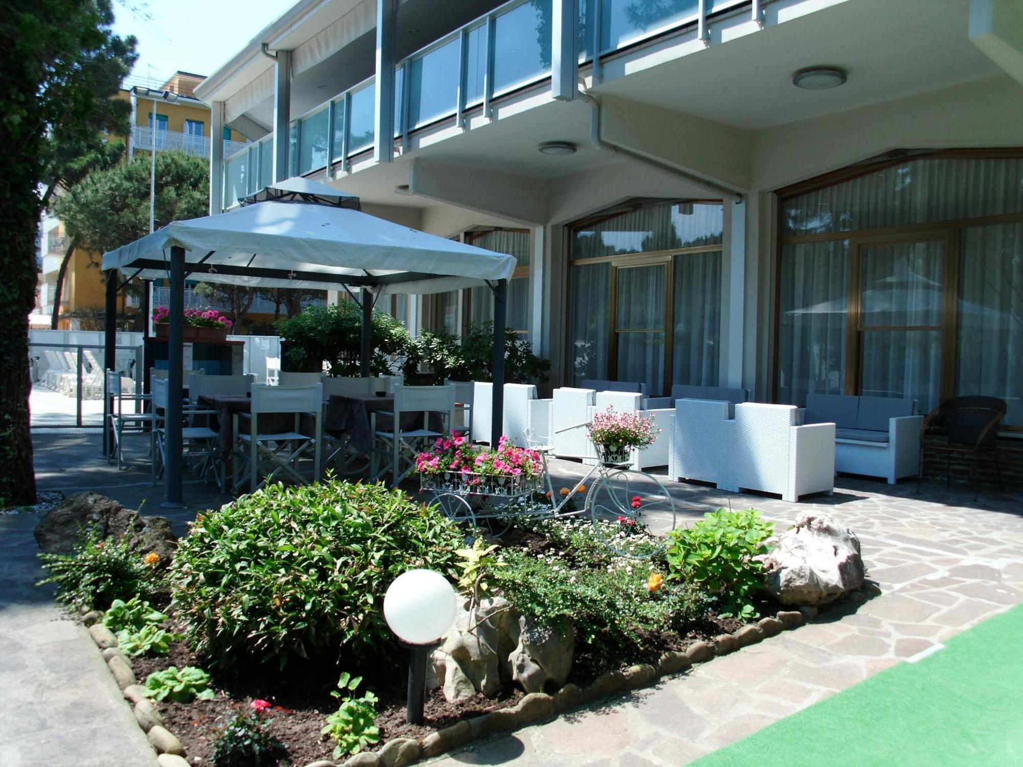 Hotel Sahara Milano Marittima Exteriör bild