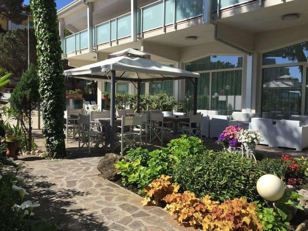 Hotel Sahara Milano Marittima Exteriör bild