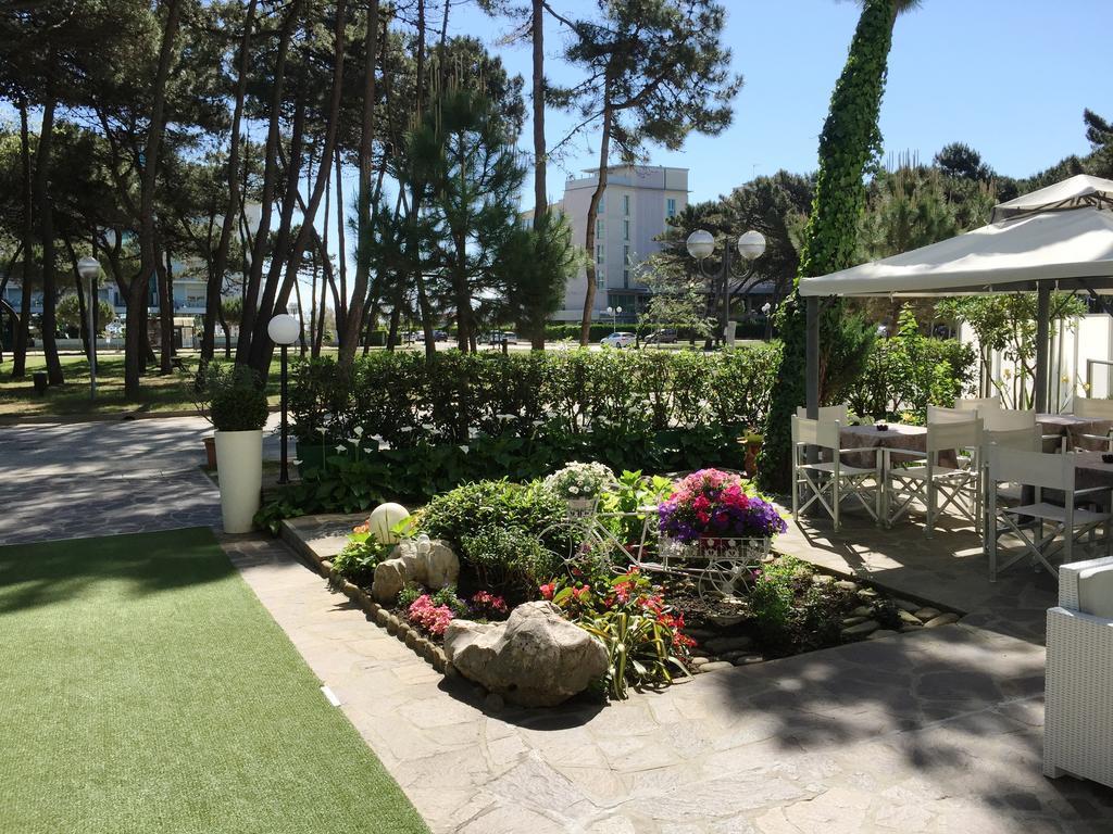 Hotel Sahara Milano Marittima Exteriör bild
