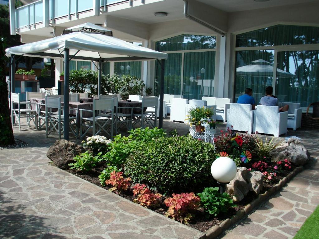 Hotel Sahara Milano Marittima Exteriör bild