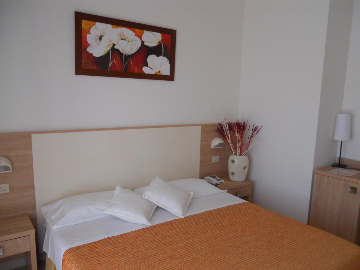 Hotel Sahara Milano Marittima Exteriör bild