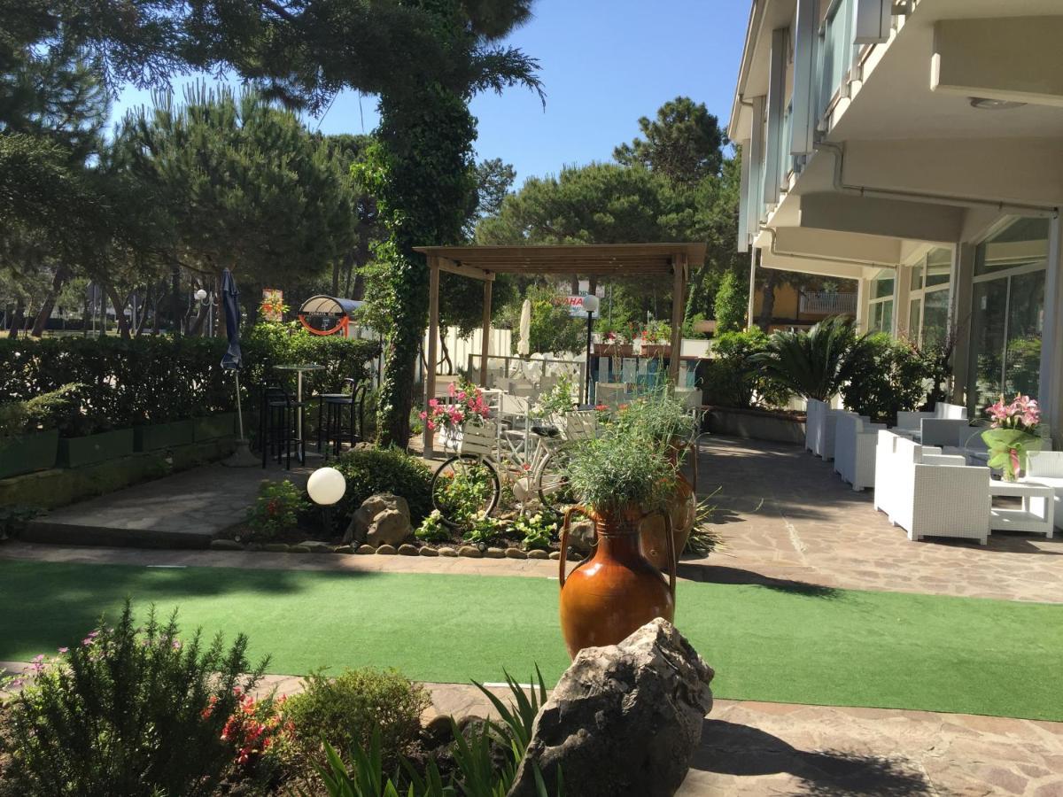Hotel Sahara Milano Marittima Exteriör bild